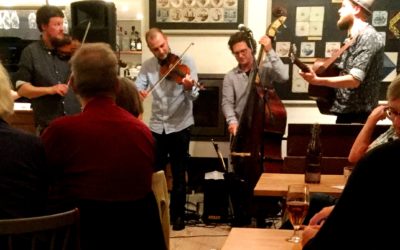 Live: Trias: Café Nanas Stue, Sønderho