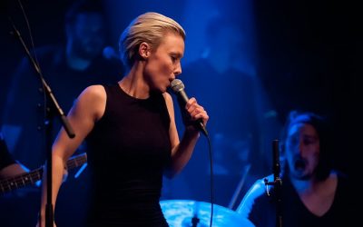 En sangerinde – fire bands