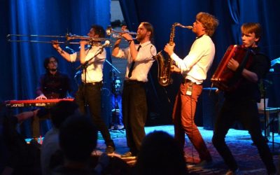 To x folk på vej i Montmartre