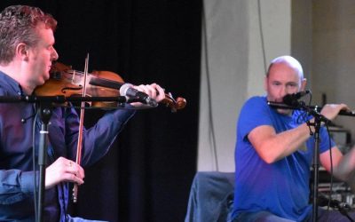 Live: Mike McGoldrick & Dezi Donnelly og Aarhus Folkemusikkor: Gyngen, Aarhus