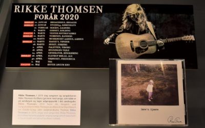 Ung sangerinde på museum