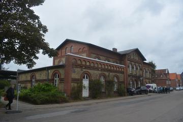 Folk og Rootscenter på skinner